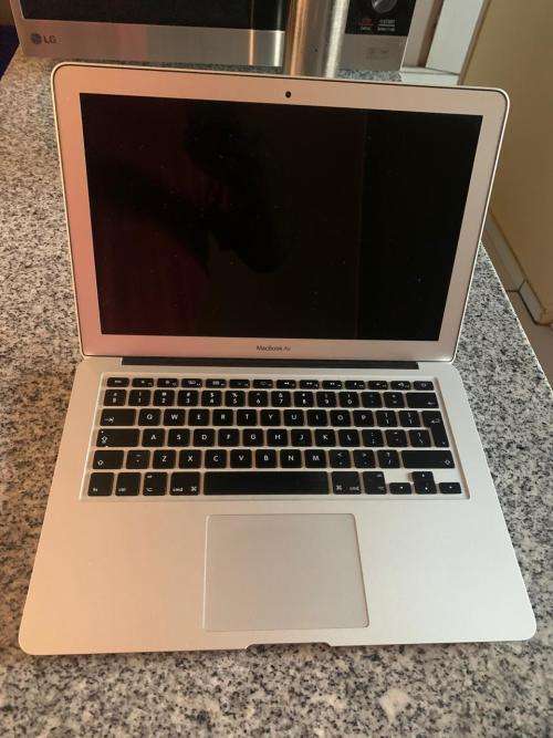 MACBOOK AIR CORE i5  13 INCH 2017 IMMACULATE CONDITION LOW CYCLE COUNT