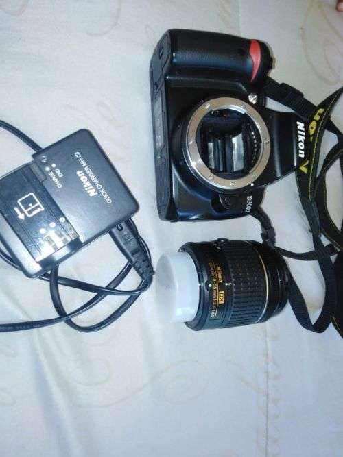 NIKON D3000 WITH 18-55MM LENS