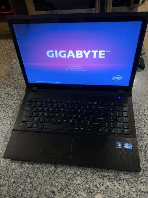 GIGABYE Q1532 CORE i3