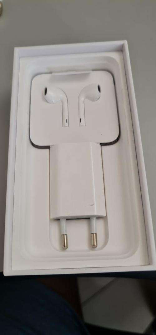 I PHONE 8 64 GB MINT CONDITION AS NEW