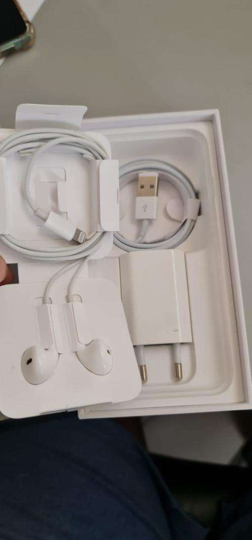 I PHONE 8 64 GB MINT CONDITION AS NEW