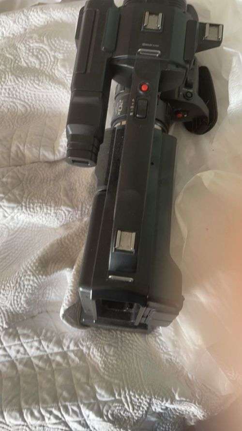 PANASONIC HC-MDH3 PROFFESSIONAL CAMCODER MINT CONDITION  RETAIL R19999.00.