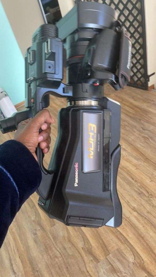 PANASONIC HC-MDH3 PROFFESSIONAL CAMCODER MINT CONDITION  RETAIL R19999.00.