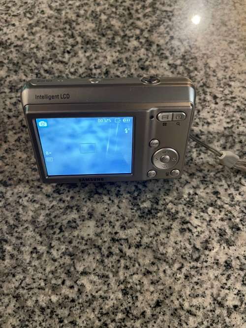 SAMSUNG SILVER DIGITAL CAMERA (ES10)