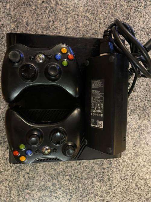 X BOX 360 E 500GB WITH 2 CONTROLLERS and 2 GAMES