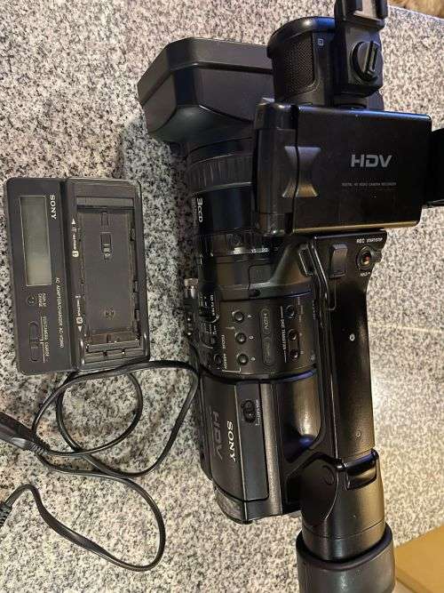 SONY HDV DIGITAL VIDEO CAMCORDER PROFFESSIONAL -HDV 1080i HVR ZIE -MINI DV
