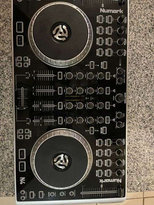 Numark N4 Digital DJ Controller