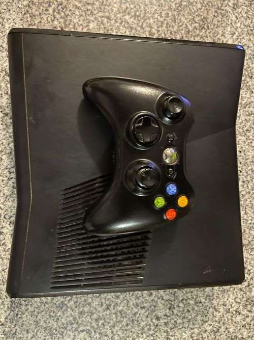 X BOX 360 S 4GB 1 CONTROLLER and 8 GAMES
