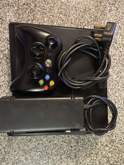 X BOX 360 S 4GB 1 CONTROLLER and 8 GAMES