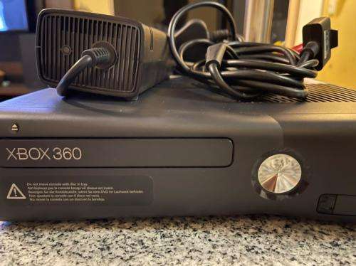 X BOX 360 S 250 GB MINT CONDITION WITH 2 CONTROLLERS and 3 GAMES