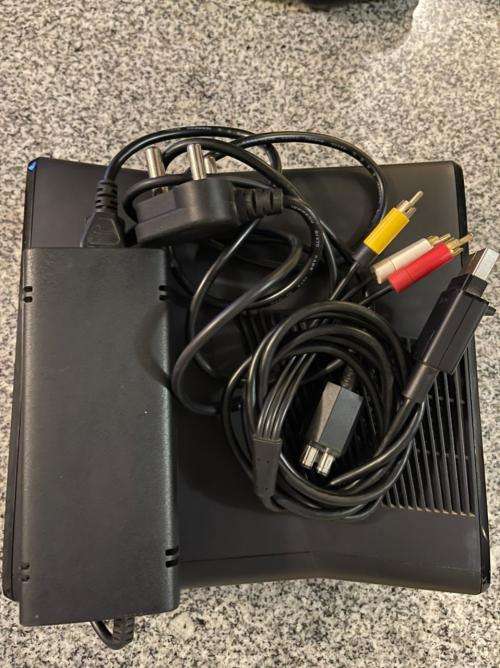 X BOX 360 S 250 GB MINT CONDITION WITH 2 CONTROLLERS and 3 GAMES