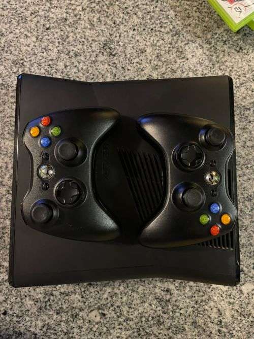 X BOX 360 S 250 GB MINT CONDITION WITH 2 CONTROLLERS and 3 GAMES