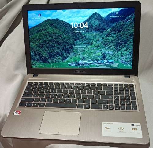 Mint condition Asus VivoBook X540BA, AMD A4-9125 Processor, Radeon R3 Graphics, 8GB RAM, 120GB SSD