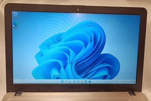 Mint condition Asus VivoBook X540BA, AMD A4-9125 Processor, Radeon R3 Graphics, 8GB RAM, 120GB SSD