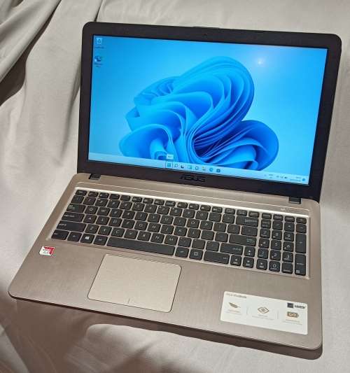 Mint condition Asus VivoBook X540BA, AMD A4-9125 Processor, Radeon R3 Graphics, 8GB RAM, 120GB SSD