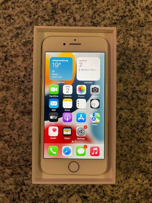 I PHONE 8 64GB MINT CONDITION