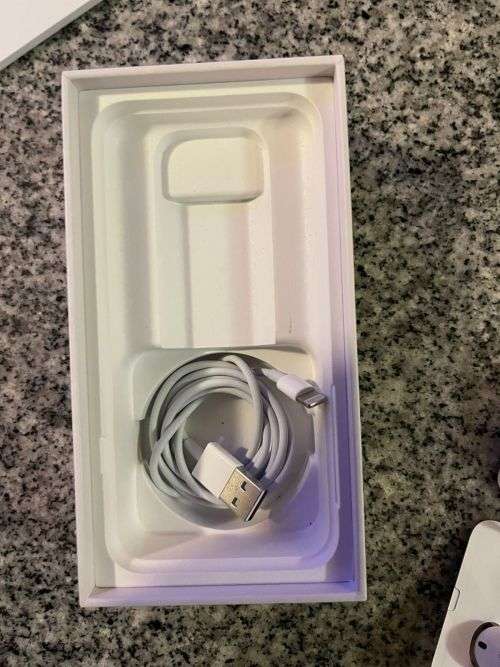 I PHONE 8 64GB MINT CONDITION