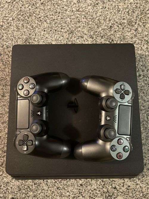 SONY PLAYSTATION 4 500GB SLIM 2 CONTROLLERS and 4 GAMES