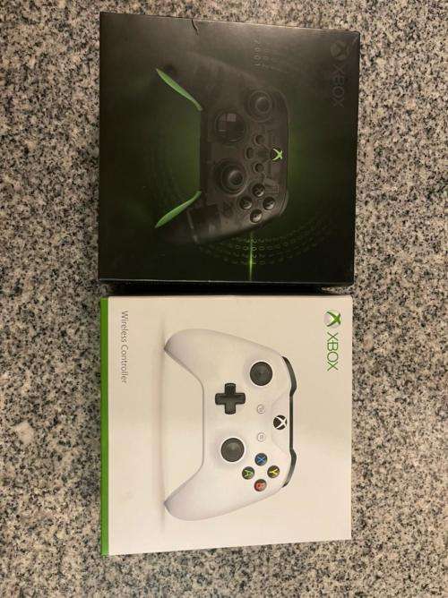 XBOX BOX ONE S 1TB 1681 WITH 2 CONTROLLERS and 1 GAME