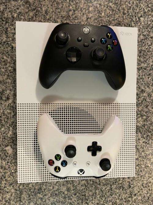 XBOX BOX ONE S 1TB 1681 WITH 2 CONTROLLERS and 1 GAME