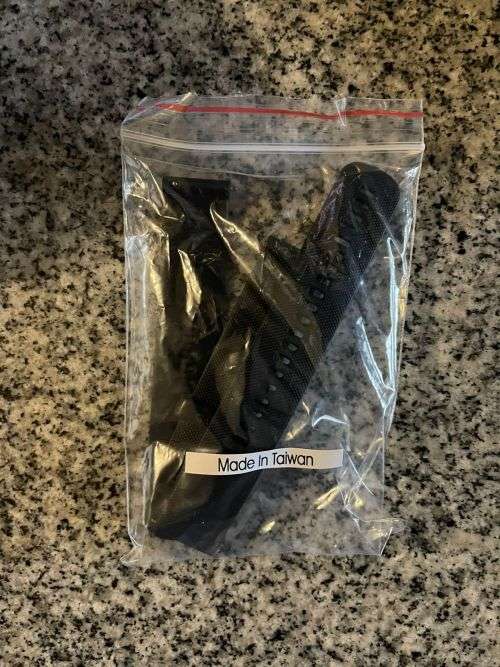 GARMIN VIVOACTIVE 4 MINT CONDITION WITH EXTRA STRAPS