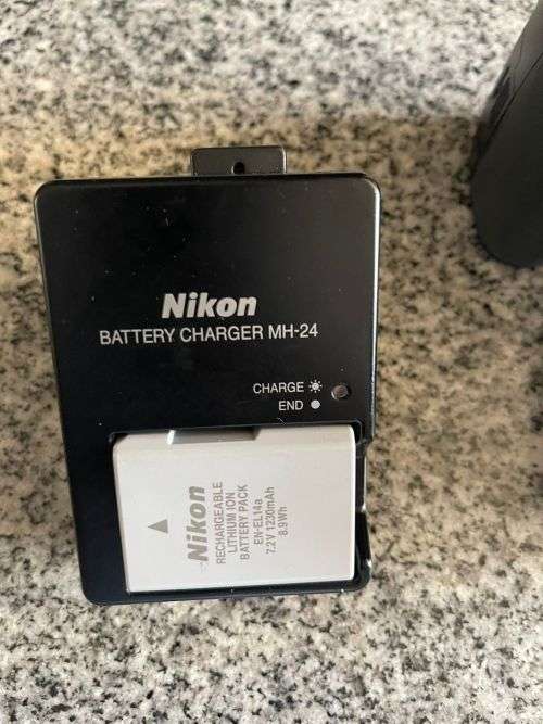 Nikon D3200 with 18-55mm f/3.5-5.6 Auto Focus-S DX VR NIKKOR Zoom Lens and Extra Batt Mint Condition