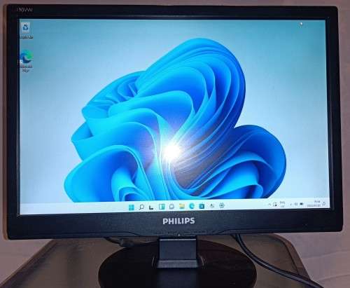 Dell OptiPlex 9020 i5-4570@3.2GHz,8GB RAM, 240GB SSD,Philips190VW9 19` Monitor