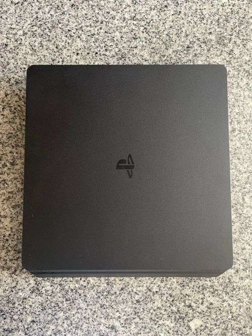 PLAYSTATION 4 500GB SLIM MINT CONDITION WITH 2 CONTROLLERS.