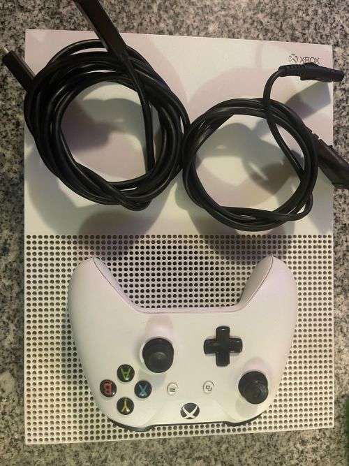 X BOX ONE S 500GB  1 CONTROLLER 2 GAMES