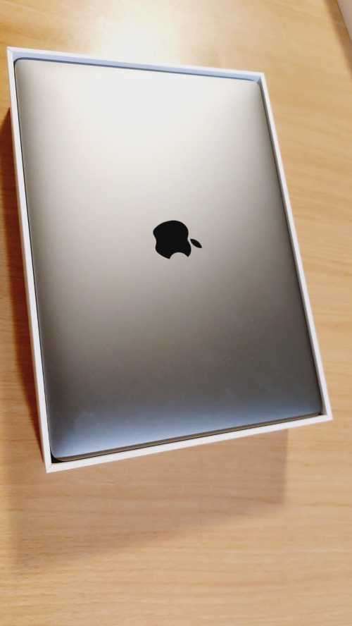 MACBOOK AIR 13 INCH M1 CHIP 8GB RAM 256GB SSD MINT AS NEW LOW CYCLE COUNT