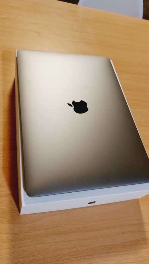 MACBOOK AIR 13 INCH M1 CHIP 8GB RAM 256GB SSD MINT AS NEW LOW CYCLE COUNT