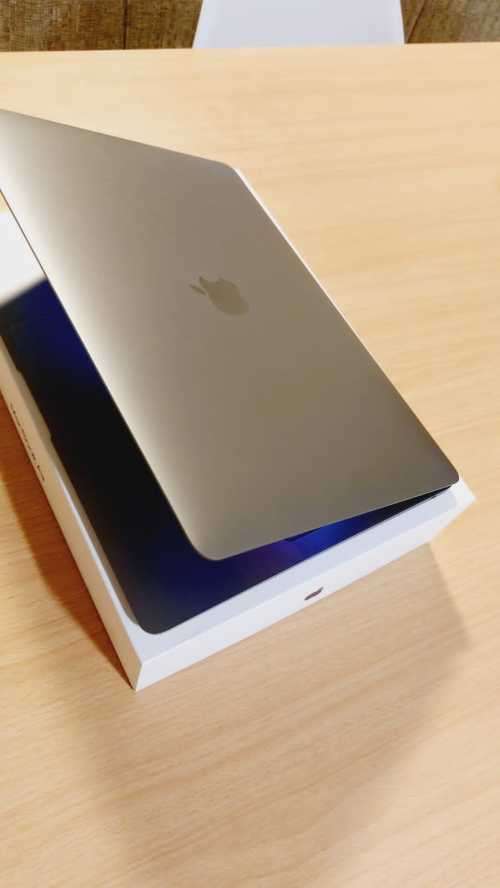 MACBOOK AIR 13 INCH M1 CHIP 8GB RAM 256GB SSD MINT AS NEW LOW CYCLE COUNT