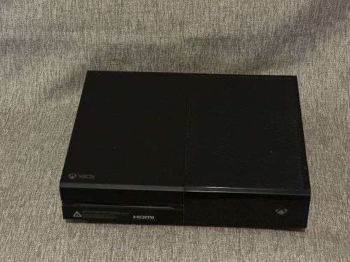 XBOX BOX ONE  500GB WITH ONE CONTROLLER & 2 GAMES