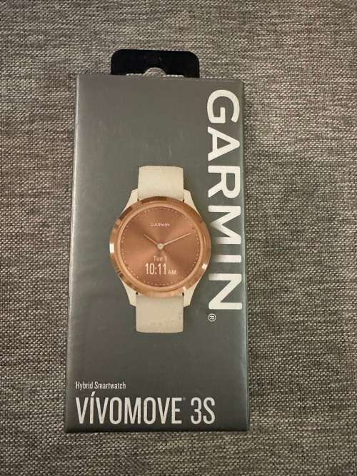 Elevate your look with the new Garmin Vivomove 3S. This hybrid smartwatch combines traditional analo