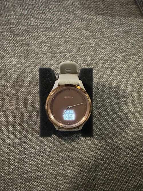 Elevate your look with the new Garmin Vivomove 3S. This hybrid smartwatch combines traditional analo