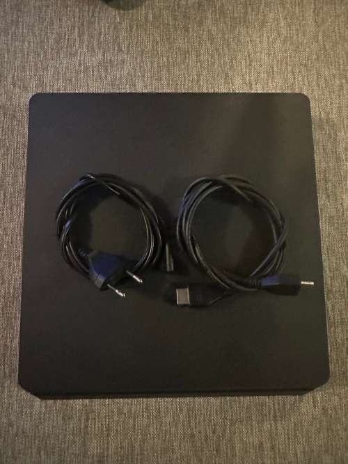 PLAYSTATION 4 SLIM 500GB WITH 6 GAMES and 2 CONTROLLERS