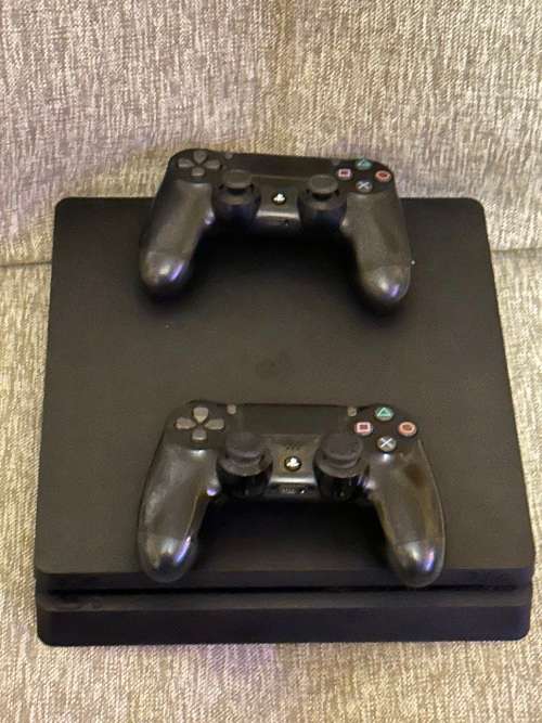 PLAYSTATION 4 SLIM 500GB WITH 6 GAMES and 2 CONTROLLERS