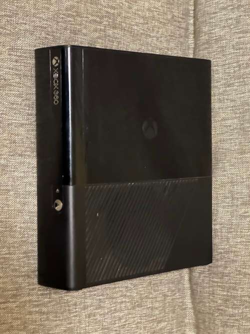 X BOX  360 500GB WITH TWO CONTROLERS