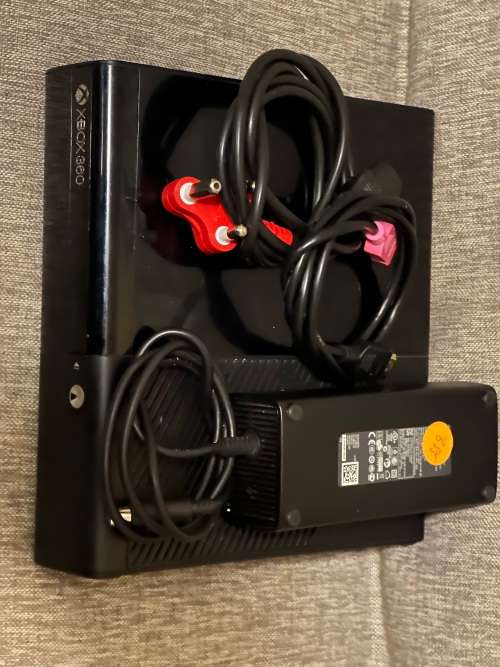 X BOX  360 500GB WITH TWO CONTROLERS