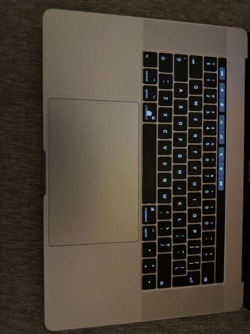 MacBook Pro `Core i7` 16GB Ram 256gb ssd 15` Touch bar /Mid-2017 Low Cycle count.