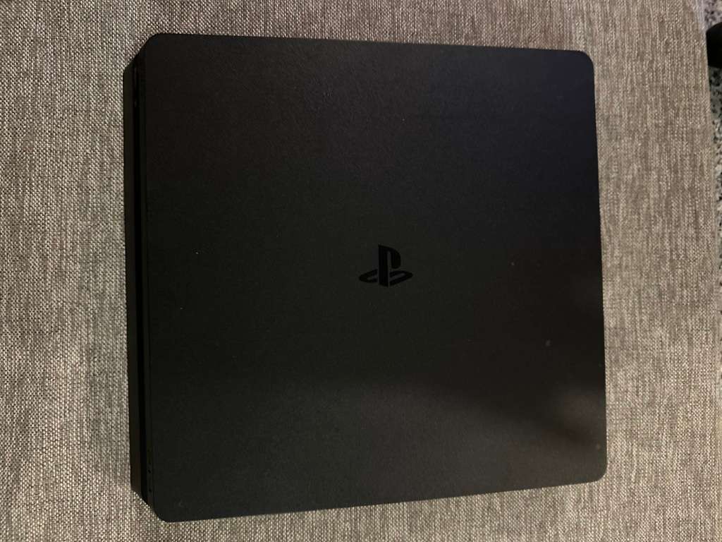 PLAYSTATION 4 SONY 1TB 2 CONTROLLERS AND ONE GAME