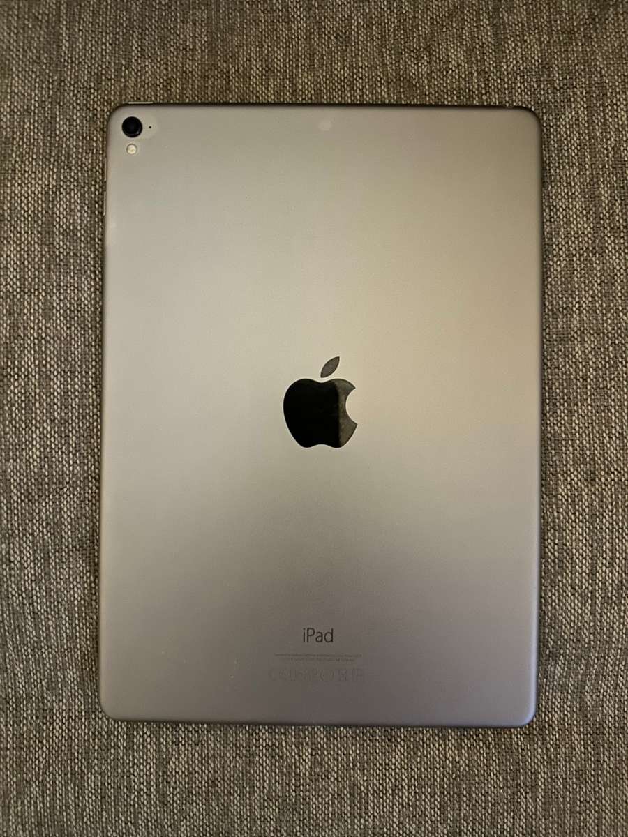 IPAD PRO 9.7 INCH MODEL A1673 32GB WIFI MINT CONDITION
