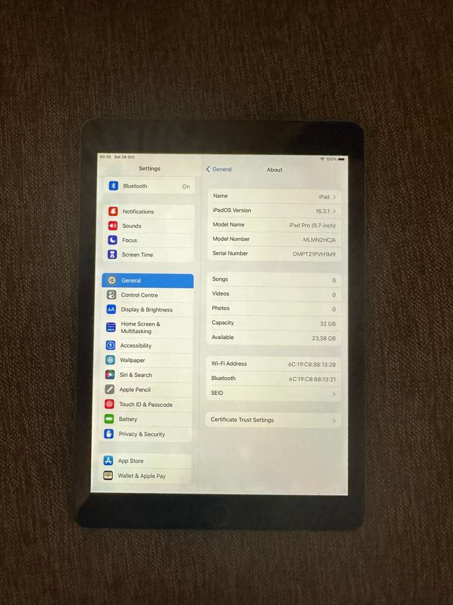 IPAD PRO 9.7 INCH MODEL A1673 32GB WIFI MINT CONDITION