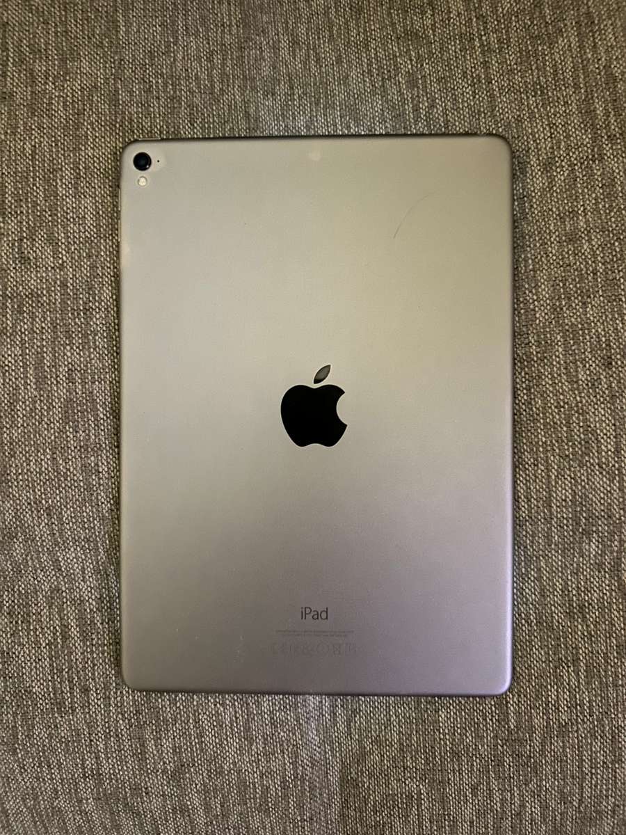 IPAD PRO 9.7 INCH MODEL A1673 32GB WIFI MINT CONDITION