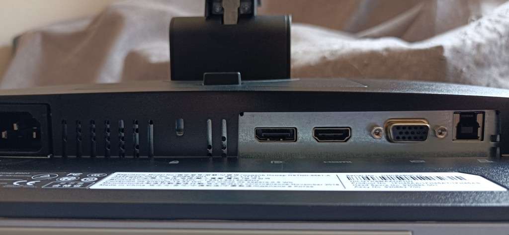 HP EliteDisplay E223 21.5 FHD IPS Monitor, 1920*1080 Resolution, Rotate and height adjustable stand