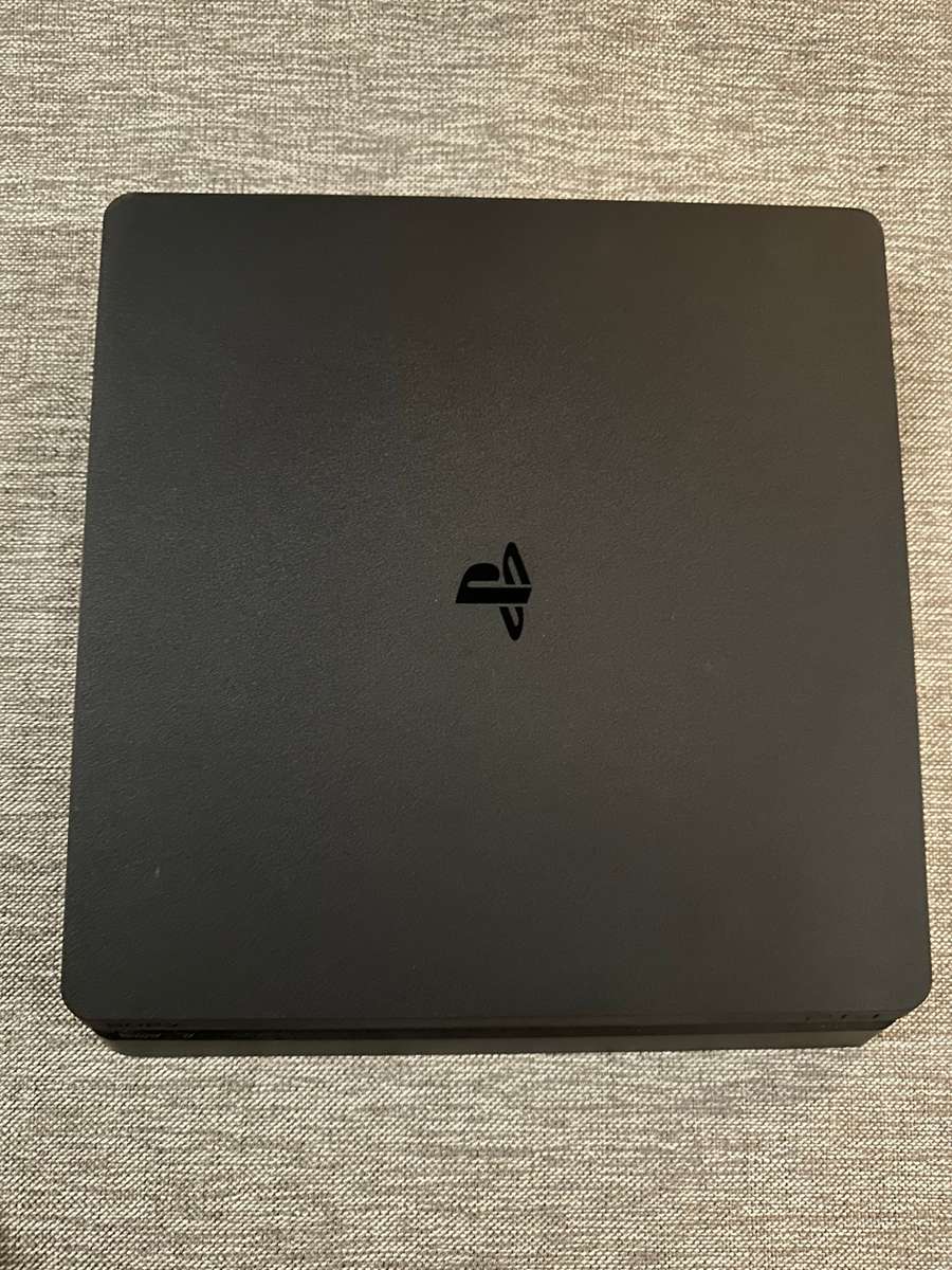 PLAYSTATION 4 SONY 1TB 2 CONTROLLERS AND ONE GAME