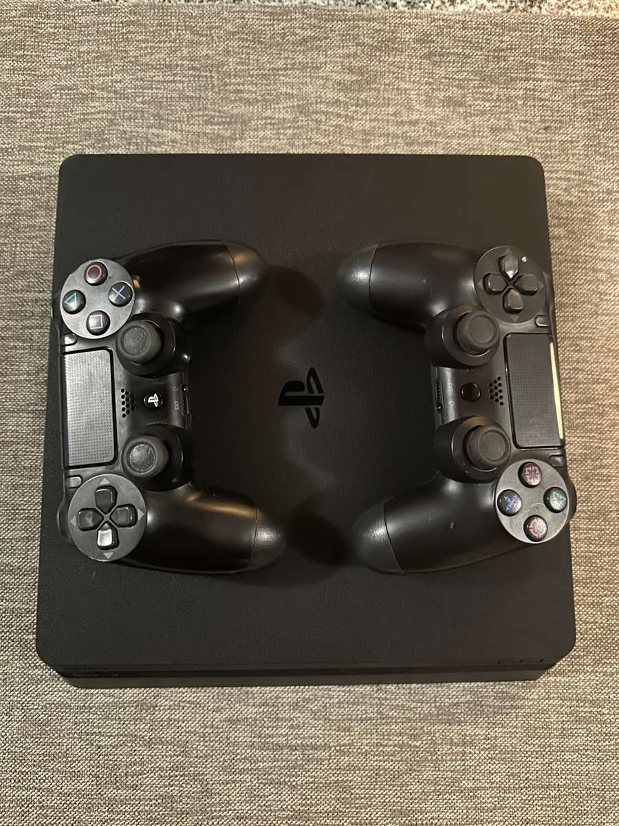 PLAYSTATION 4 SONY 1TB 2 CONTROLLERS AND ONE GAME