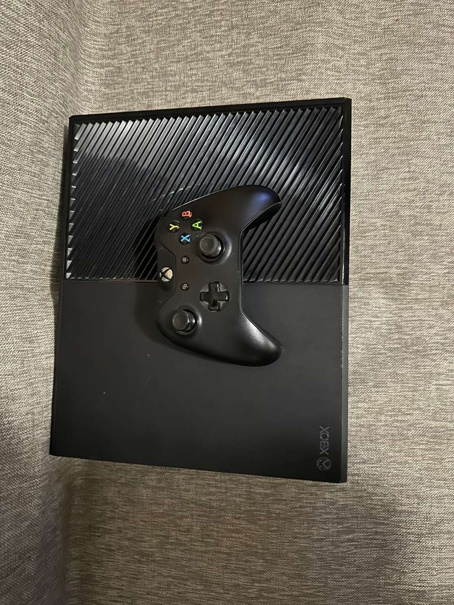 XBOX BOX ONE  1TB WITH ONE CONTROLLER