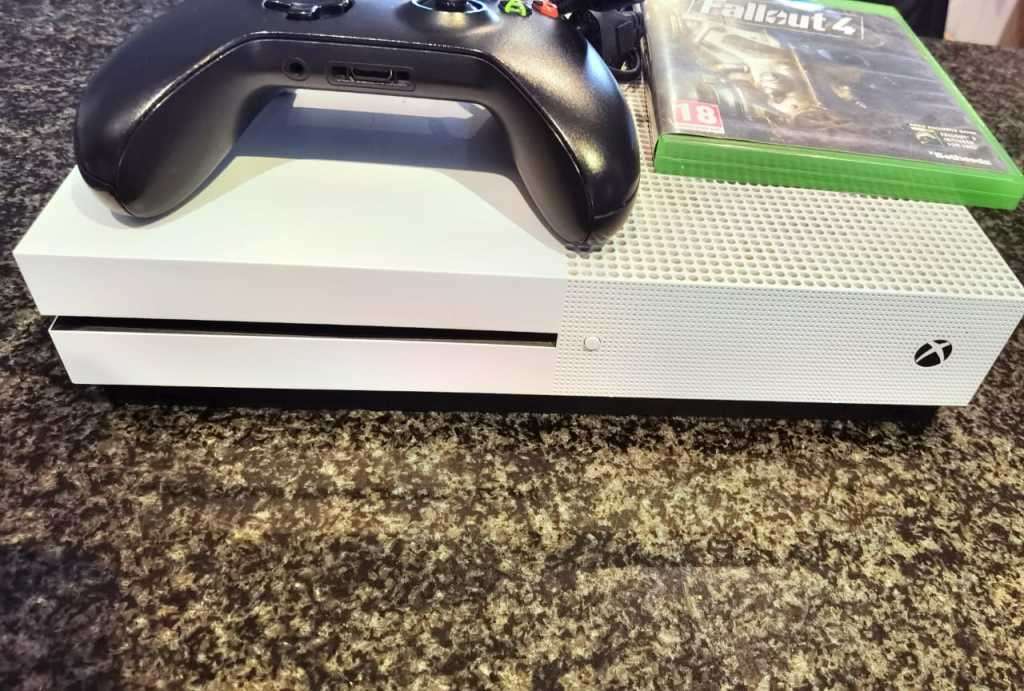 X BOX ONE S 500GB WITH ONE CONTROLLER & 1 GAME