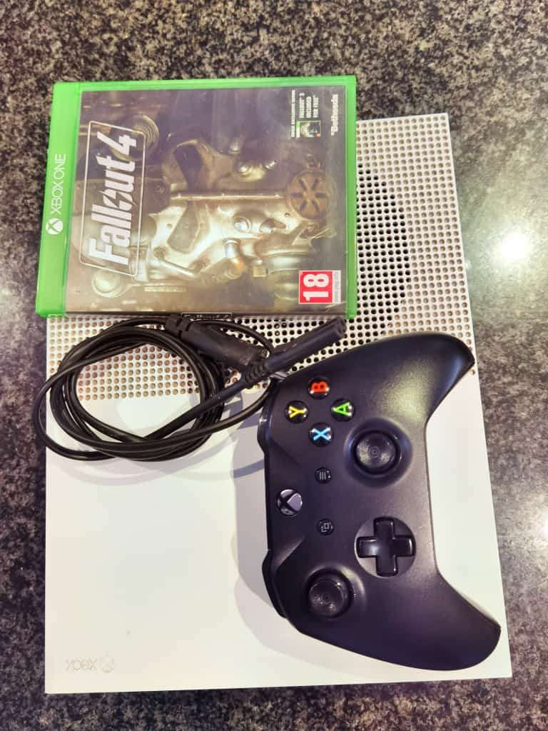 X BOX ONE S 500GB WITH ONE CONTROLLER & 1 GAME
